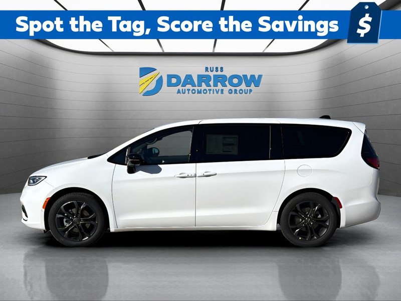 Chrysler Pacifica Vehicle Full-screen Gallery Image 2