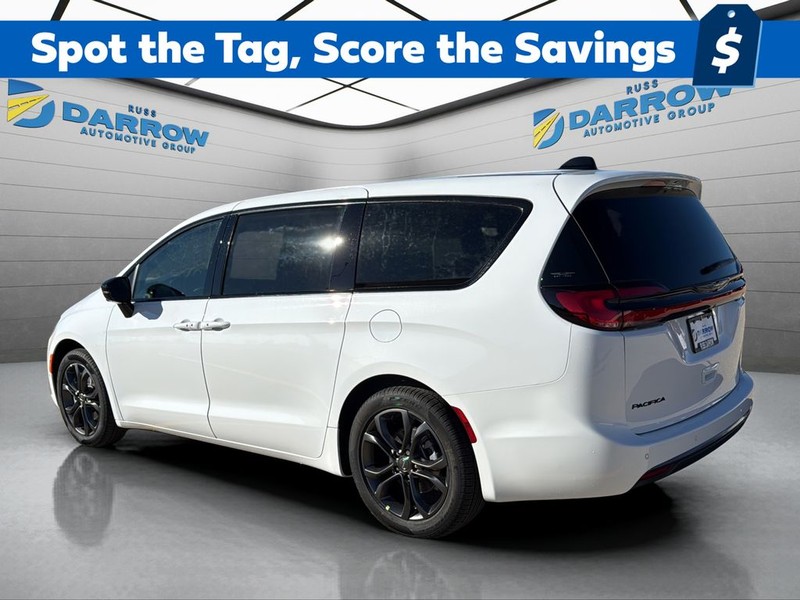 Chrysler Pacifica Vehicle Full-screen Gallery Image 3