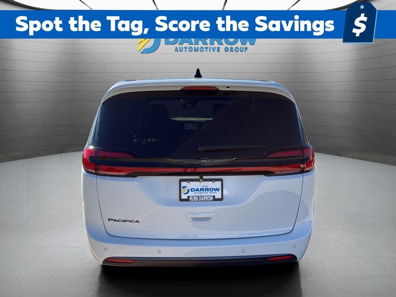 Chrysler Pacifica Vehicle Full-screen Gallery Image 4