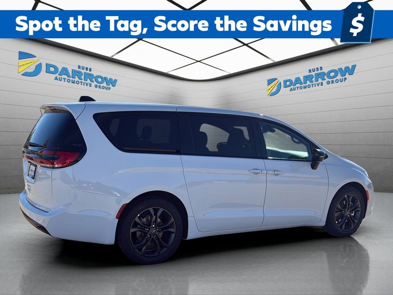 Chrysler Pacifica Vehicle Full-screen Gallery Image 5