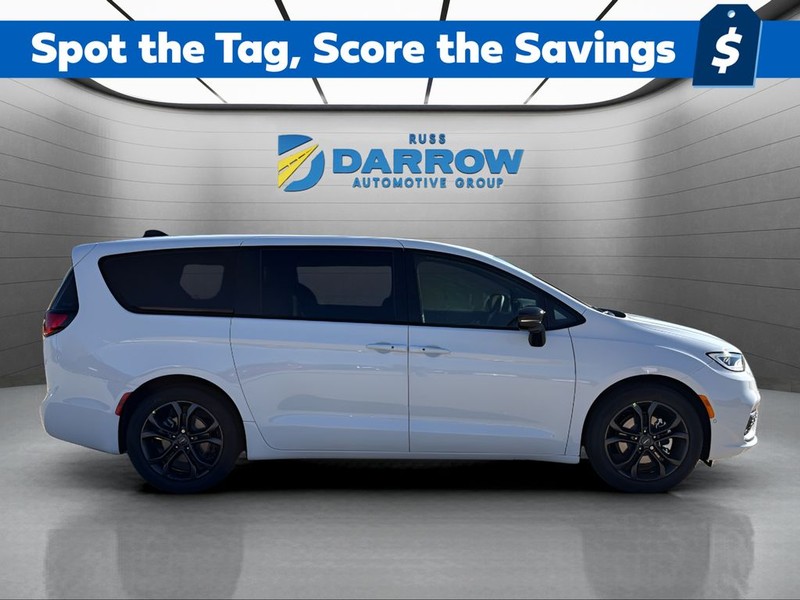 Chrysler Pacifica Vehicle Full-screen Gallery Image 6