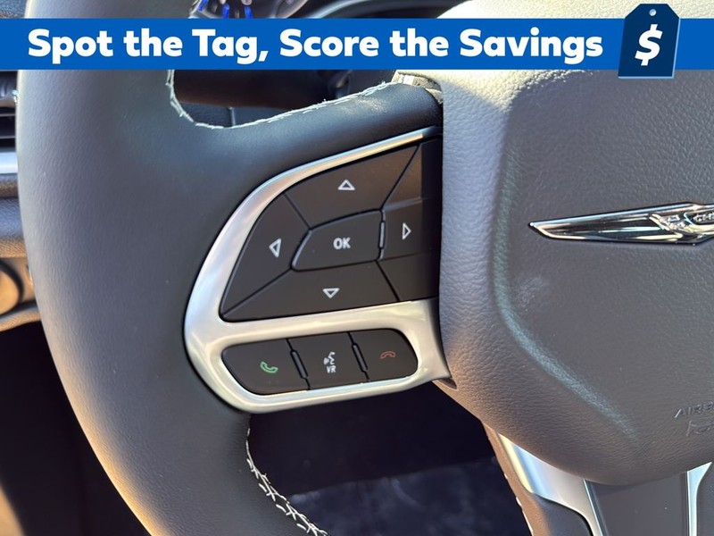 Chrysler Pacifica Vehicle Full-screen Gallery Image 9