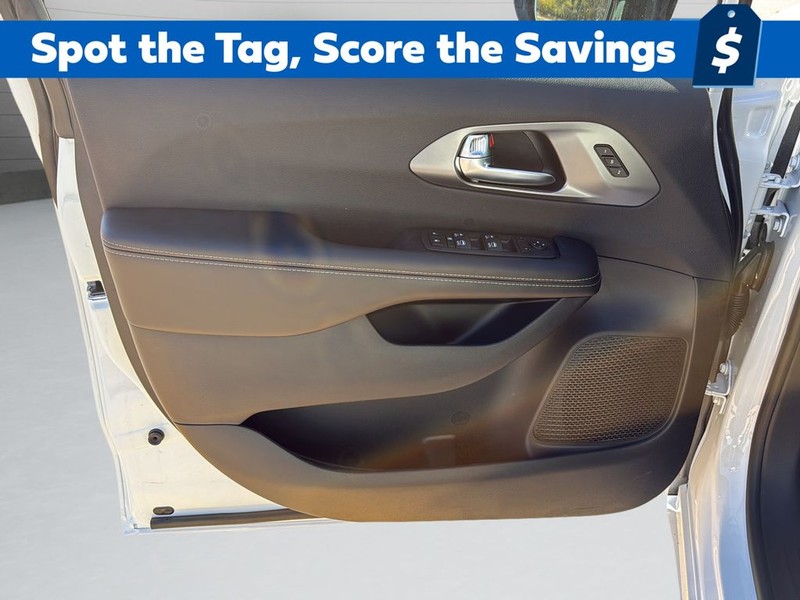 Chrysler Pacifica Vehicle Full-screen Gallery Image 11