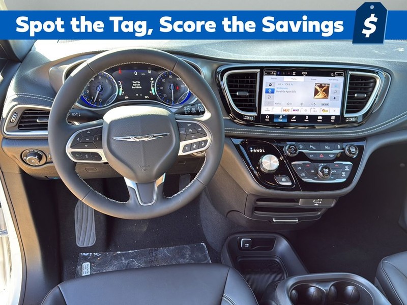 Chrysler Pacifica Vehicle Full-screen Gallery Image 12