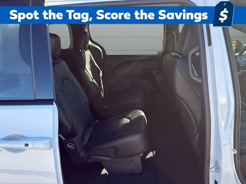 Chrysler Pacifica Vehicle Full-screen Gallery Image 14