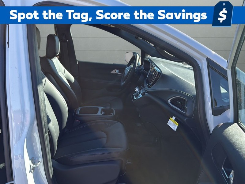 Chrysler Pacifica Vehicle Full-screen Gallery Image 15