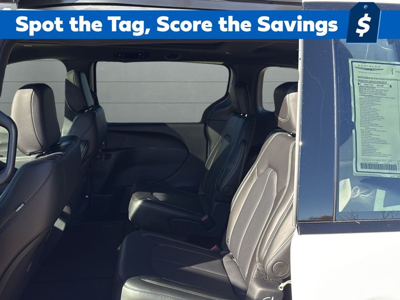 Chrysler Pacifica Vehicle Full-screen Gallery Image 17