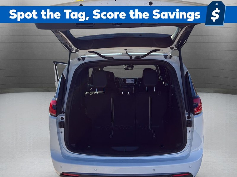 Chrysler Pacifica Vehicle Full-screen Gallery Image 24