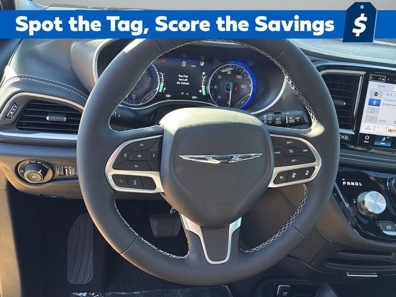 Chrysler Pacifica Vehicle Full-screen Gallery Image 25