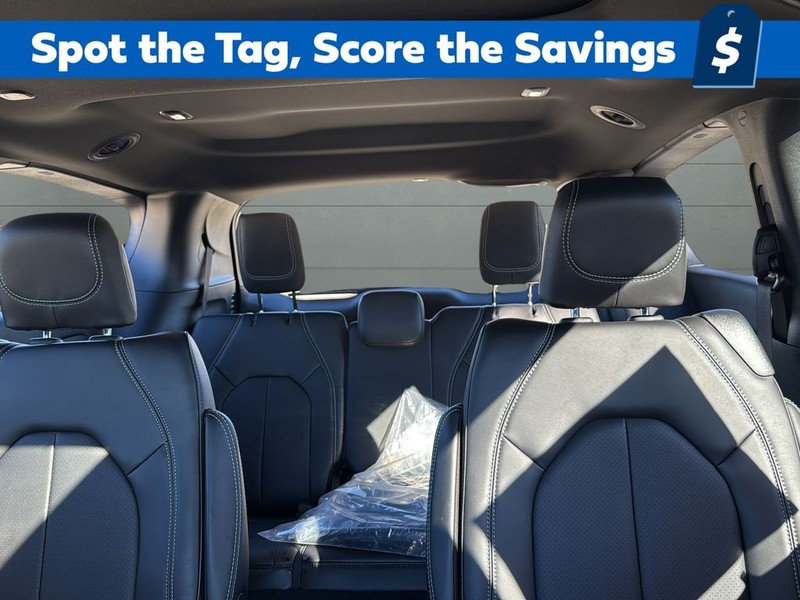 Chrysler Pacifica Vehicle Full-screen Gallery Image 26