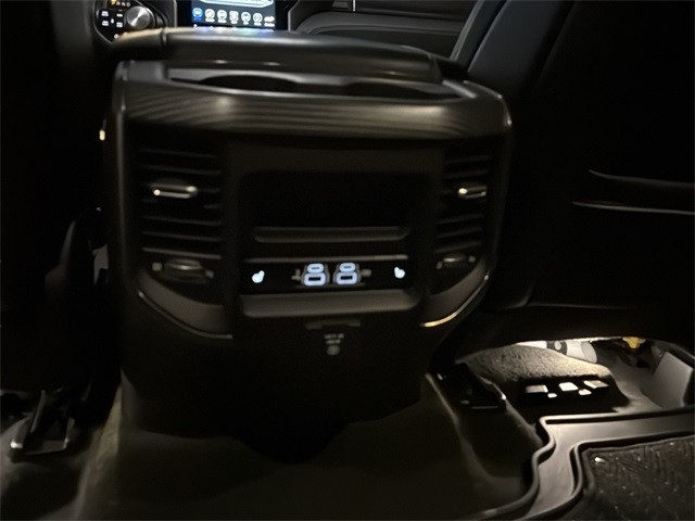 Ram 1500 Vehicle Full-screen Gallery Image 18