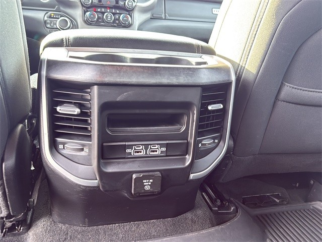 Ram 1500 Vehicle Full-screen Gallery Image 17