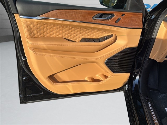 Jeep Grand Cherokee Vehicle Full-screen Gallery Image 11