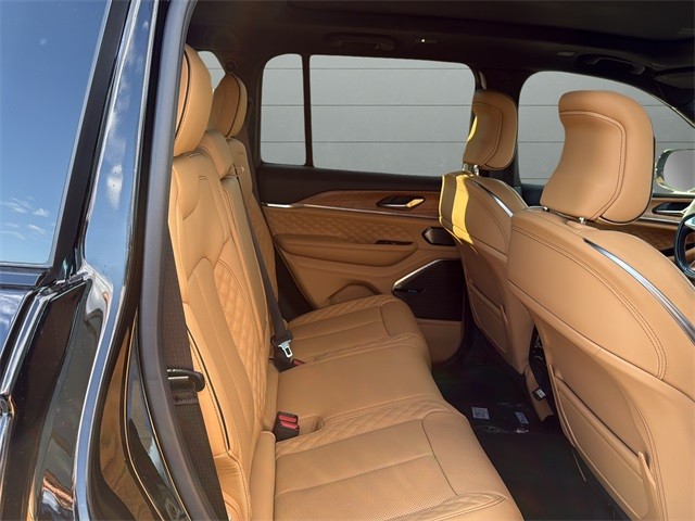 Jeep Grand Cherokee Vehicle Full-screen Gallery Image 14