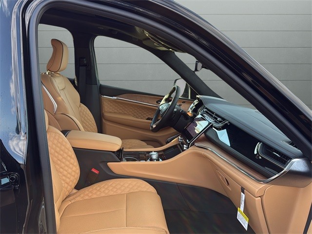 Jeep Grand Cherokee Vehicle Full-screen Gallery Image 15