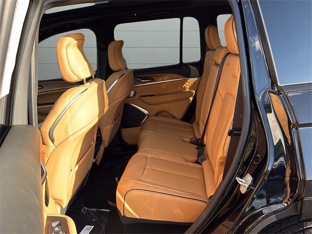 Jeep Grand Cherokee Vehicle Full-screen Gallery Image 17