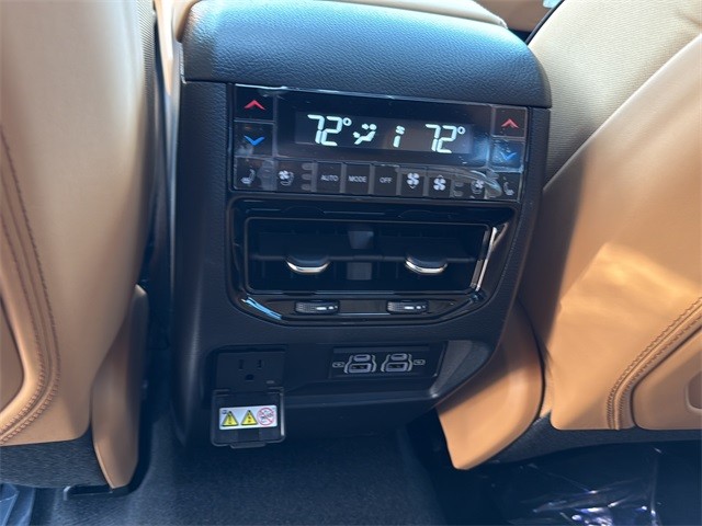 Jeep Grand Cherokee Vehicle Full-screen Gallery Image 18