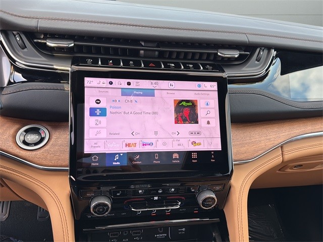 Jeep Grand Cherokee Vehicle Full-screen Gallery Image 22