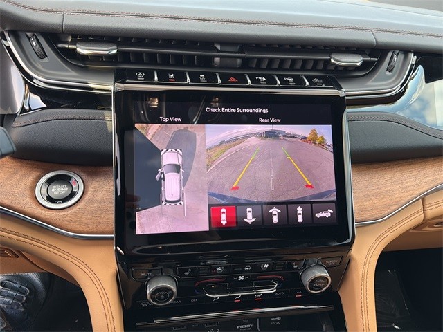 Jeep Grand Cherokee Vehicle Full-screen Gallery Image 23