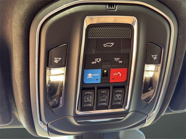 Jeep Grand Cherokee Vehicle Full-screen Gallery Image 24