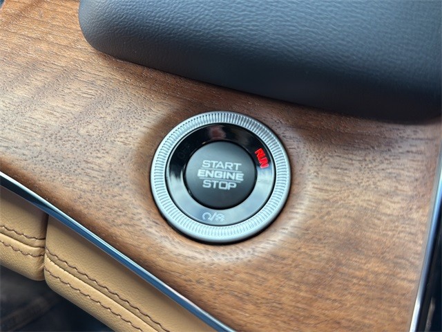 Jeep Grand Cherokee Vehicle Full-screen Gallery Image 25