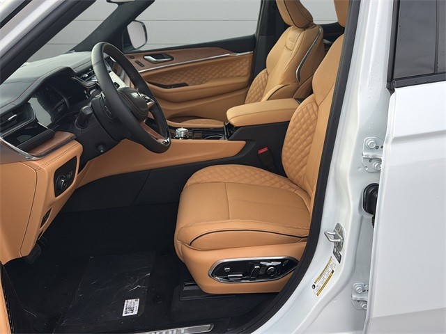 Jeep Grand Cherokee Vehicle Full-screen Gallery Image 10