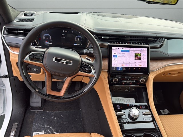 Jeep Grand Cherokee Vehicle Full-screen Gallery Image 11