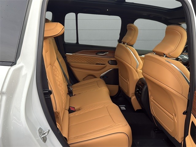 Jeep Grand Cherokee Vehicle Full-screen Gallery Image 13