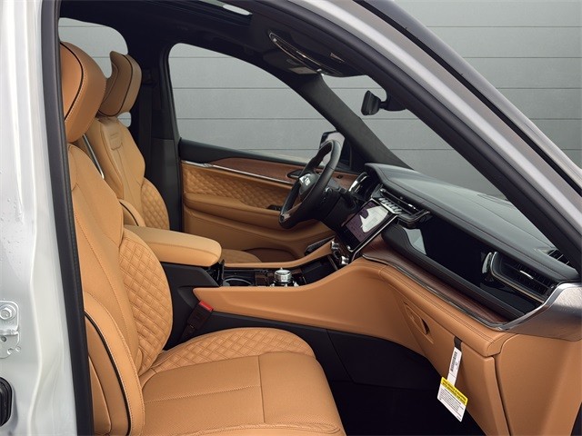 Jeep Grand Cherokee Vehicle Full-screen Gallery Image 14