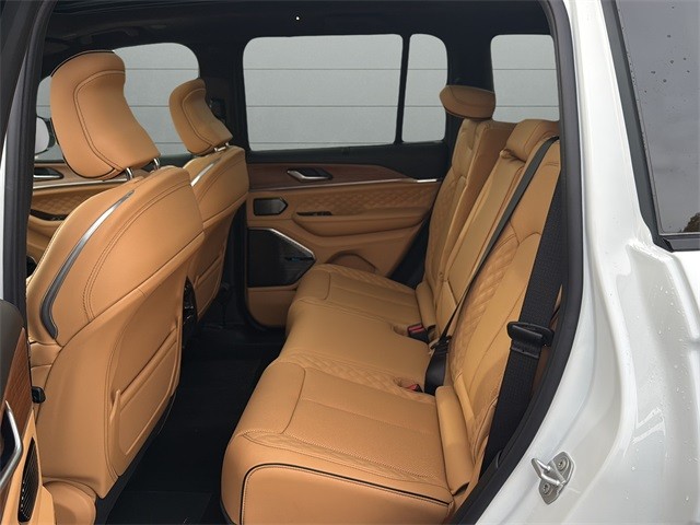 Jeep Grand Cherokee Vehicle Full-screen Gallery Image 16