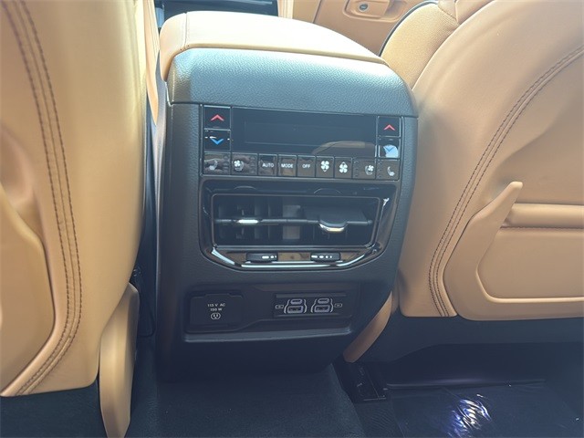 Jeep Grand Cherokee Vehicle Full-screen Gallery Image 17