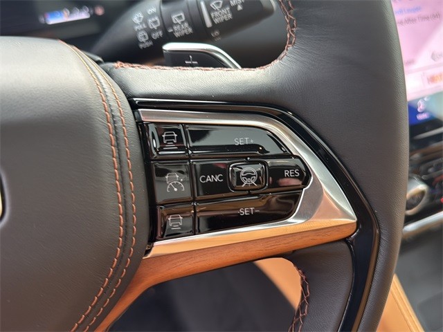 Jeep Grand Cherokee Vehicle Full-screen Gallery Image 18