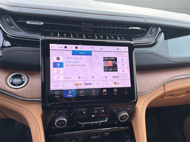 Jeep Grand Cherokee Vehicle Full-screen Gallery Image 20