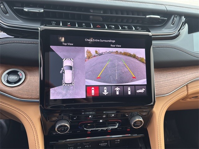 Jeep Grand Cherokee Vehicle Full-screen Gallery Image 21