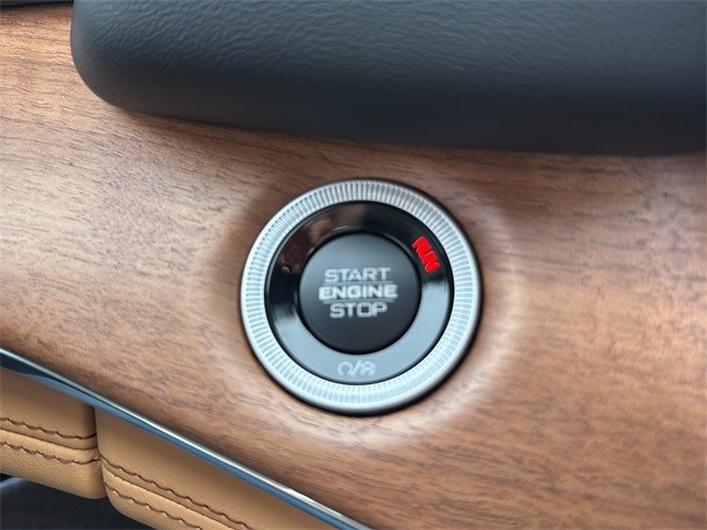 Jeep Grand Cherokee Vehicle Full-screen Gallery Image 23