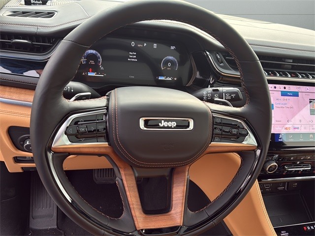 Jeep Grand Cherokee Vehicle Full-screen Gallery Image 24