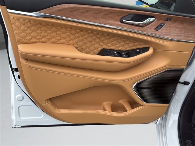 Jeep Grand Cherokee Vehicle Full-screen Gallery Image 28