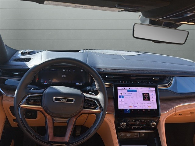 Jeep Grand Cherokee Vehicle Full-screen Gallery Image 12