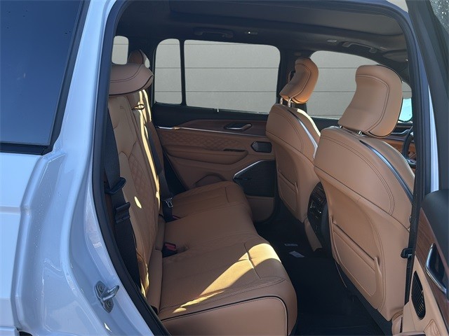 Jeep Grand Cherokee Vehicle Full-screen Gallery Image 14