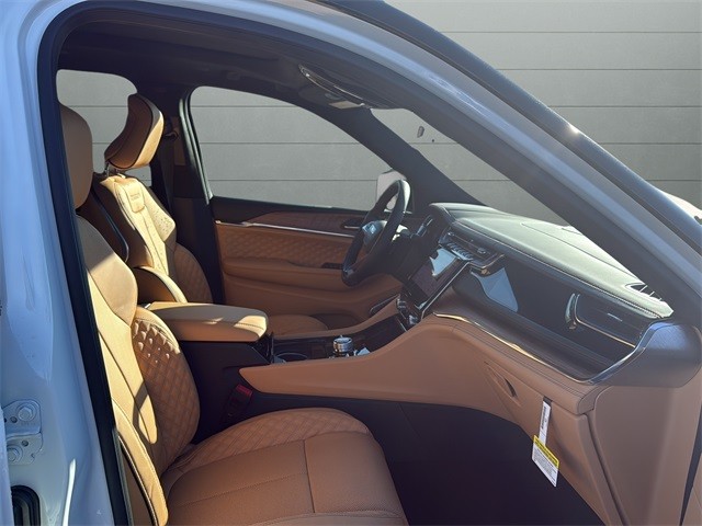 Jeep Grand Cherokee Vehicle Full-screen Gallery Image 15