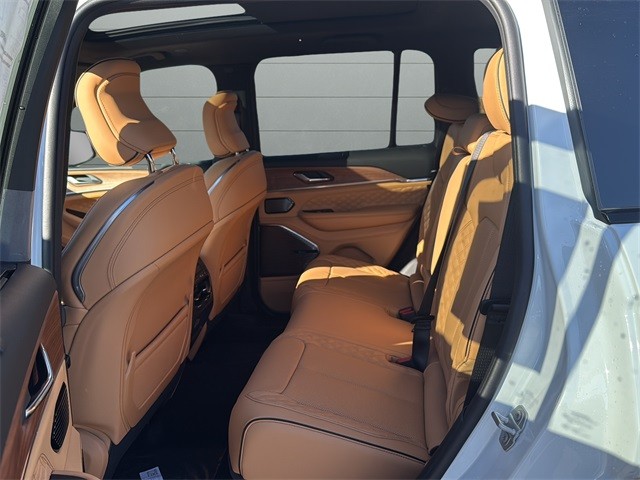 Jeep Grand Cherokee Vehicle Full-screen Gallery Image 17