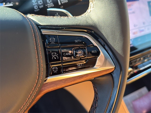 Jeep Grand Cherokee Vehicle Full-screen Gallery Image 19