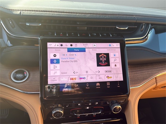 Jeep Grand Cherokee Vehicle Full-screen Gallery Image 22