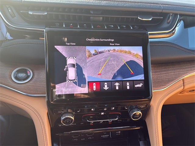 Jeep Grand Cherokee Vehicle Full-screen Gallery Image 23