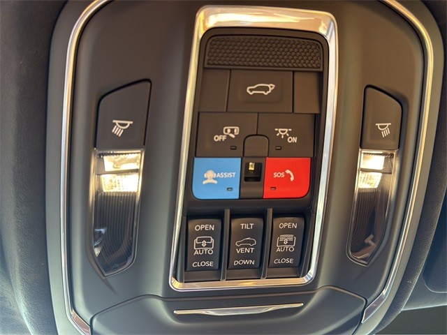 Jeep Grand Cherokee Vehicle Full-screen Gallery Image 24