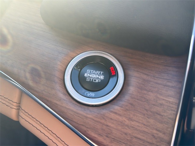 Jeep Grand Cherokee Vehicle Full-screen Gallery Image 25