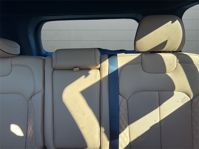 Jeep Grand Cherokee Vehicle Full-screen Gallery Image 28