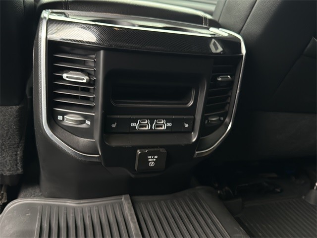 Ram 3500 Vehicle Full-screen Gallery Image 17
