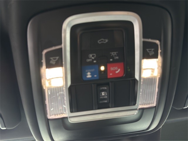 Ram 3500 Vehicle Full-screen Gallery Image 21