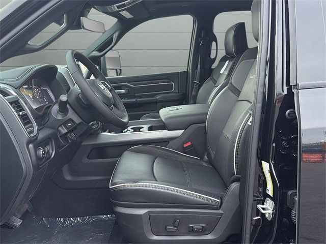 Ram 3500 Vehicle Full-screen Gallery Image 10